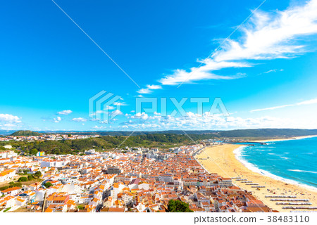 陽光明媚的納扎雷（葡萄牙）的風景 38483110