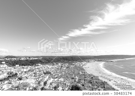 [單調]陽光明媚的拿撒勒（葡萄牙）的風景 38483174