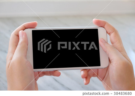 Man hand holding smart phone with blank screen Man hand holding smart phone with blank screen 38483680
