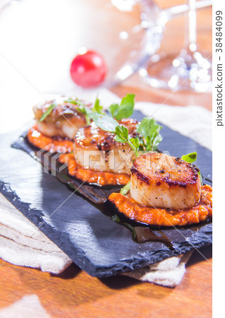 seafood cuisine 38484099