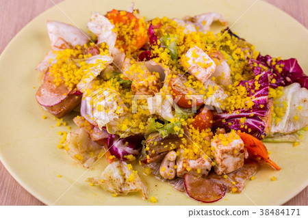 Vegetable salad with pieces of chicken, feta chees 38484171