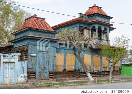 Old wooden residential house. Tyumen, Russia Old wooden residential house. Tyumen, Russia 38489039