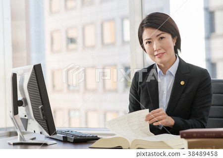 女律師中間辦公室圖像 38489458