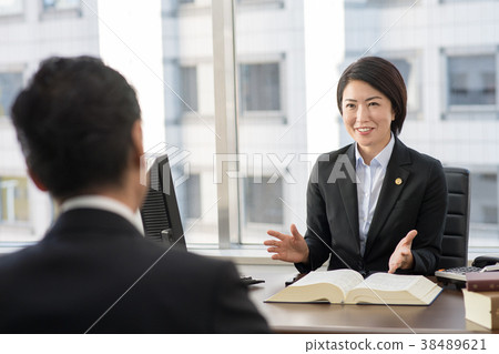 女律師中間辦公室圖像 38489621