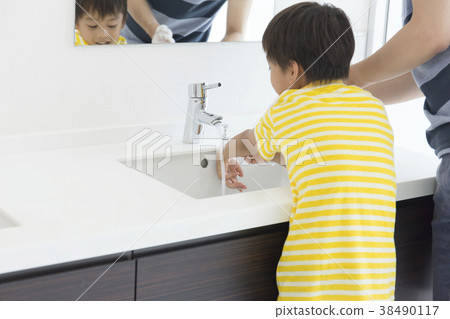 Image of hands and bubbles 38490117