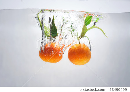 mandarins in water with a splash and air bubbles 38490499
