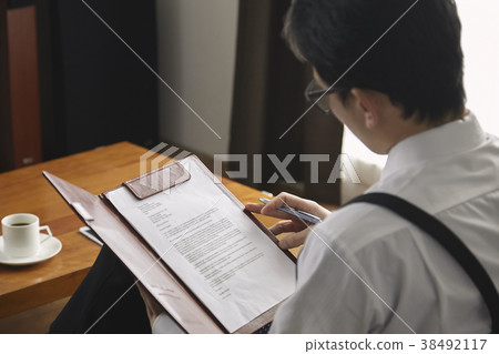 簽合同的時髦的商人 38492117