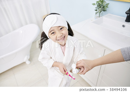 Brushing, mother, daughter, korean Brushing, mother, daughter, korean 38494106