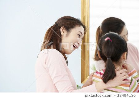 Brushing, mother, daughter, korean Brushing, mother, daughter, korean 38494156