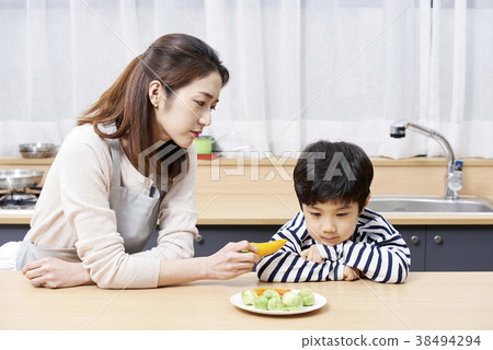 Eating, eating, children, mother, Korean 38494294