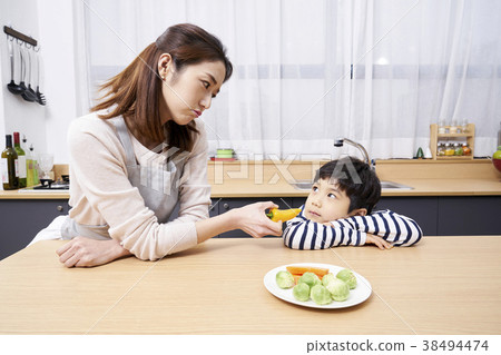 Eating, eating, children, mother, Korean 38494474