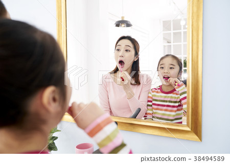 Brushing, mother, daughter, korean Brushing, mother, daughter, korean 38494589