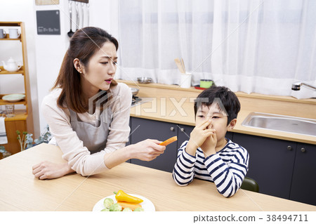 Eating, eating, children, mother, Korean 38494711