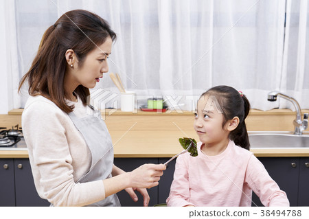 Eating, eating, children, mother, Korean 38494788