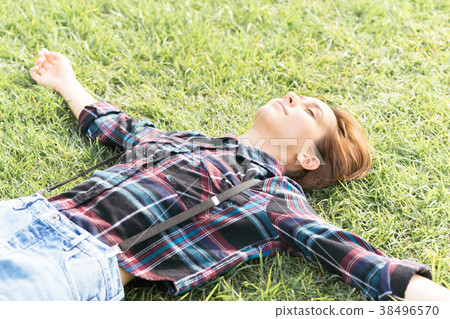 說謊在草的少婦 說謊在草的少婦 38496570