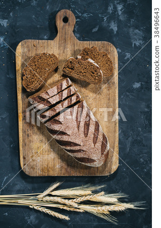 Loaf of fresh sliced bread 38496643