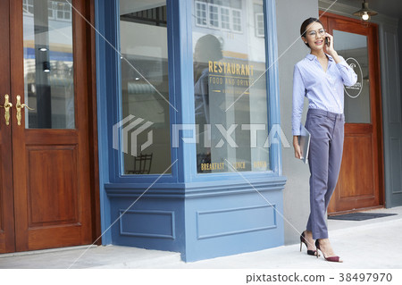 Woman business cafe Woman business cafe 38497970