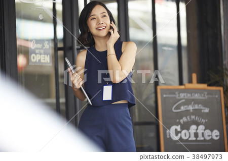 Woman business cafe 38497973