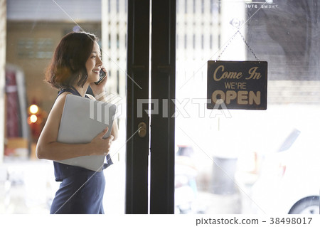 Woman business cafe 38498017
