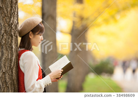 秋葉和婦女 秋葉和婦女 38498609