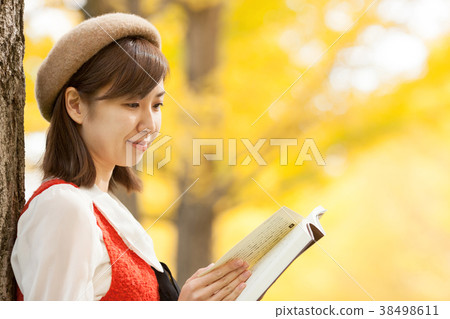 秋葉和婦女 秋葉和婦女 38498611