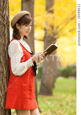 Autumn leaves and women 38498612