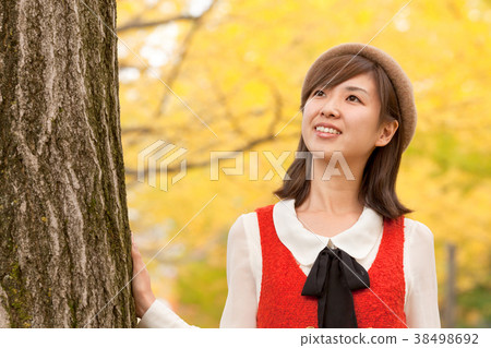 秋葉和婦女 秋葉和婦女 38498692