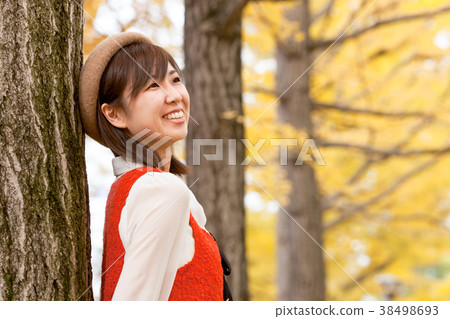 秋葉和婦女 秋葉和婦女 38498693
