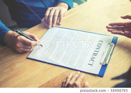 Business people negotiating a contract between Business people negotiating a contract between 38498765