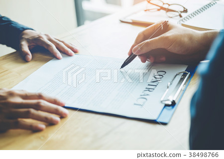 Business people negotiating a contract between Business people negotiating a contract between 38498766