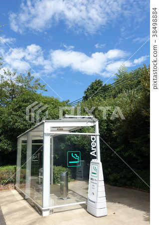 在高速公路服務區吸煙 38498884