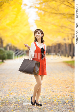 秋葉和婦女 秋葉和婦女 38498885