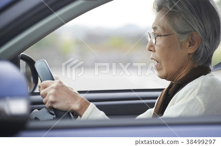 Senior driver accident 38499297