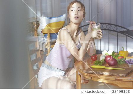 Women who care about diet 38499398
