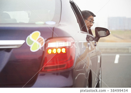 Senior driver car trouble 38499434