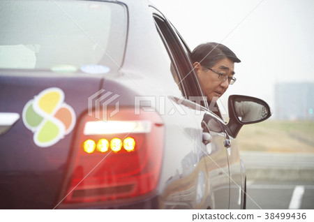 Senior driver car trouble 38499436