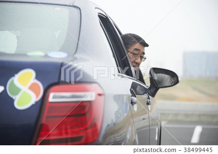 Senior driver car trouble 38499445