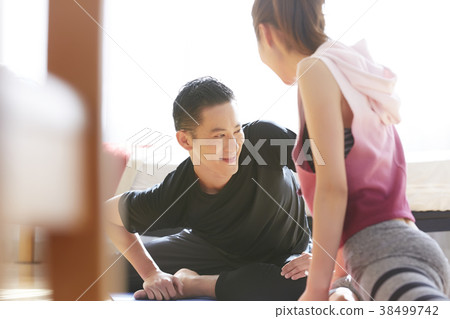 在家做健身的夫婦 38499742