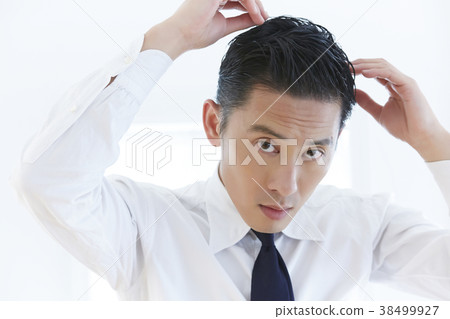 一個正在穿衣服的男人 38499927