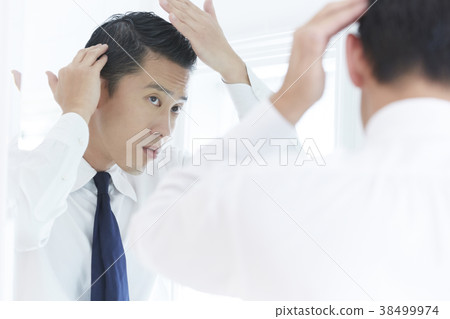 A man getting dressed 38499974