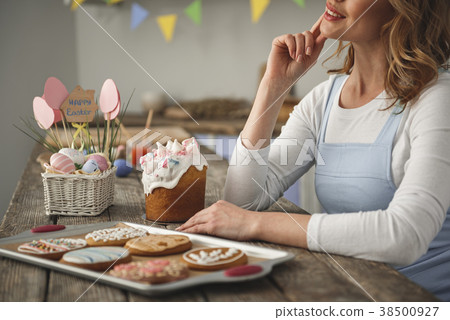Smiling lady waiting for easter Smiling lady waiting for easter 38500927
