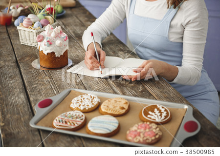 Woman making notes in copybook on holiday 38500985