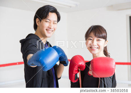 年輕男女(拳擊) 年輕男女(拳擊) 38501058