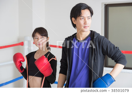 年輕男女（拳擊） 38501079