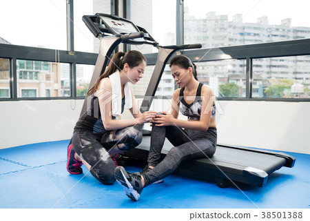 women who get injured on her knee 38501388