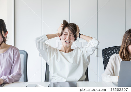 一個女人抱著一個頭 38502207