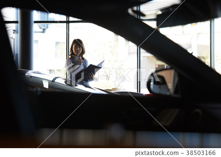 汽車經銷商女售貨員 汽車經銷商女售貨員 38503166
