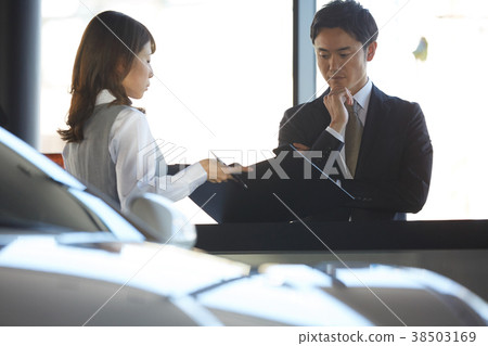 Car dealers Employees Men and women 38503169