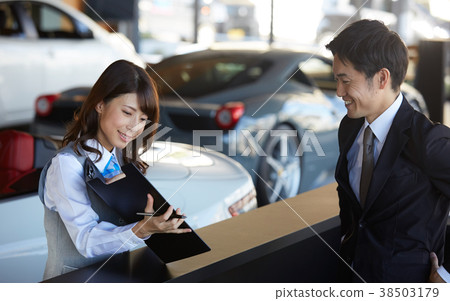 汽車經銷商會議男人和女人 汽車經銷商會議男人和女人 38503179