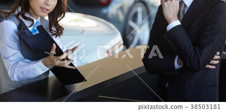 汽車經銷商會議男人和女人 汽車經銷商會議男人和女人 38503181